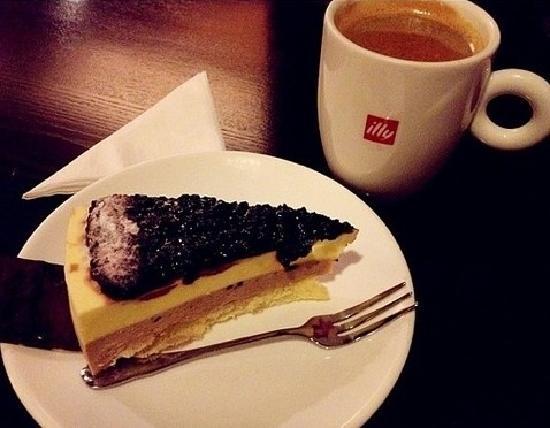Le Vila Cafe Bistro